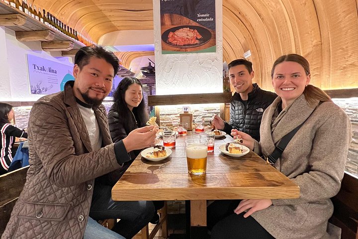 スペイン、サン・セバスティアンでのガイド付きフードツアー。ピンチョス、地元の市場、ワインをお楽しみいただけます、写真11 | wizardtrip