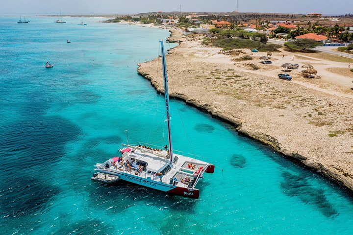 Goditi un tour in barca a vela con snorkeling di mezza giornata con pranzo e open bar nelle acque turchesi di Aruba, foto 2 | wizardtrip