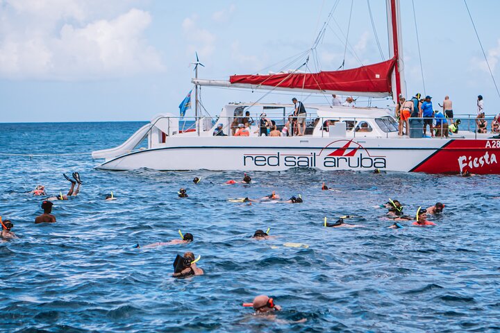 Goditi un tour in barca a vela con snorkeling di mezza giornata con pranzo e open bar nelle acque turchesi di Aruba, foto 4 | wizardtrip