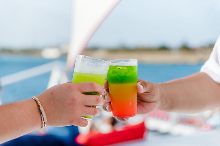 Goditi un tour in barca a vela con snorkeling di mezza giornata con pranzo e open bar nelle acque turchesi di Aruba, foto 17 | wizardtrip
