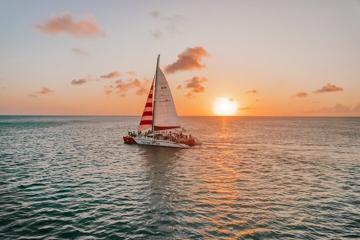 Profitez d'une croisière au coucher du soleil en catamaran à Aruba avec boissons et amuse-bouches, photo 2 | wizardtrip