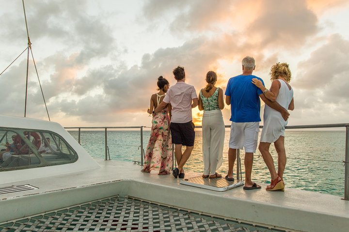 Profitez d'une croisière au coucher du soleil en catamaran à Aruba avec boissons et amuse-bouches, photo 3 | wizardtrip