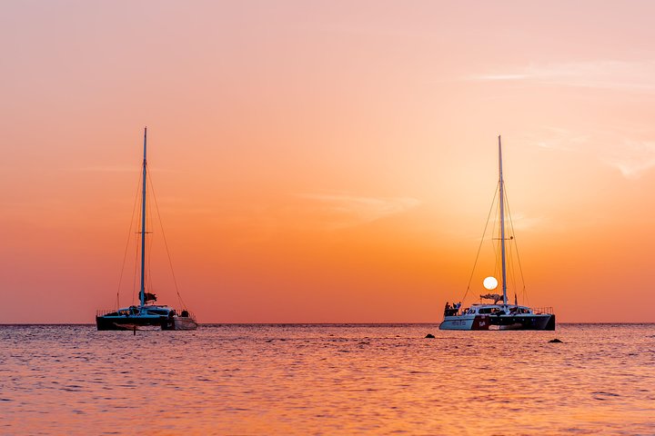 Profitez d'une croisière au coucher du soleil en catamaran à Aruba avec boissons et amuse-bouches, photo 4 | wizardtrip
