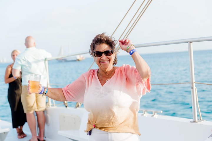 Profitez d'une croisière au coucher du soleil en catamaran à Aruba avec boissons et amuse-bouches, photo 7 | wizardtrip