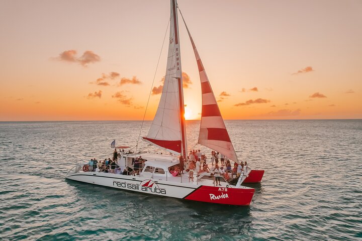 Profitez d'une croisière au coucher du soleil en catamaran à Aruba avec boissons et amuse-bouches, photo 10 | wizardtrip