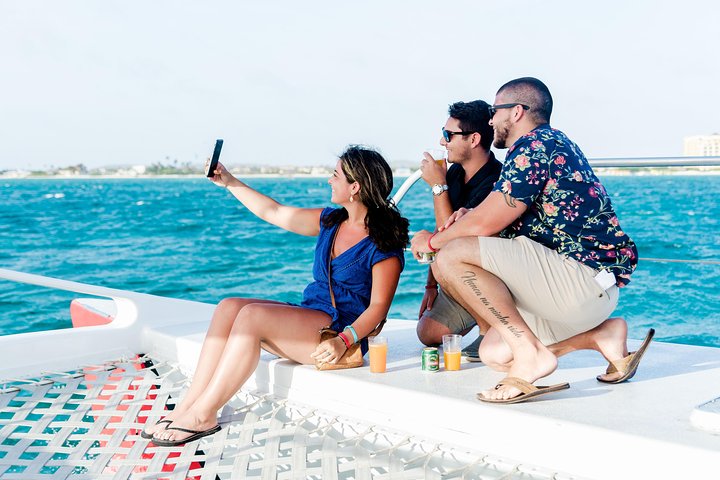 Profitez d'une croisière au coucher du soleil en catamaran à Aruba avec boissons et amuse-bouches, photo 12 | wizardtrip