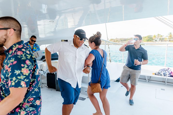 Profitez d'une croisière au coucher du soleil en catamaran à Aruba avec boissons et amuse-bouches, photo 14 | wizardtrip