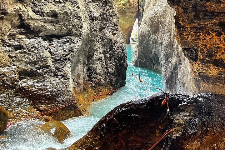 Wandern Sie durch üppigen Regenwald zu einem atemberaubenden Wasserfall in Rincon de la Vieja, Costa Rica, Foto 13 | wizardtrip