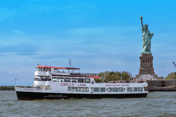 New York City skyline and Statue of Liberty viewed from a Circle Line sightseeing cruise, photo 7 | wizardtrip