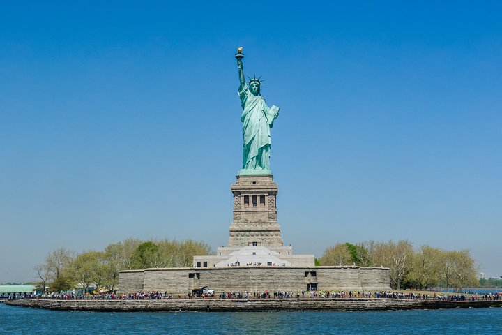 New York City skyline and Statue of Liberty viewed from a Circle Line sightseeing cruise, photo 12 | wizardtrip