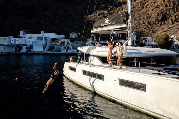 Crociera di lusso in catamarano a Santorini, navigando tra isole vulcaniche e spiagge con cena a bordo, foto 6 | wizardtrip