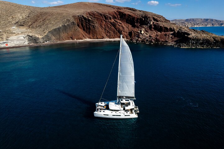 Crociera di lusso in catamarano a Santorini, navigando tra isole vulcaniche e spiagge con cena a bordo, foto 7 | wizardtrip
