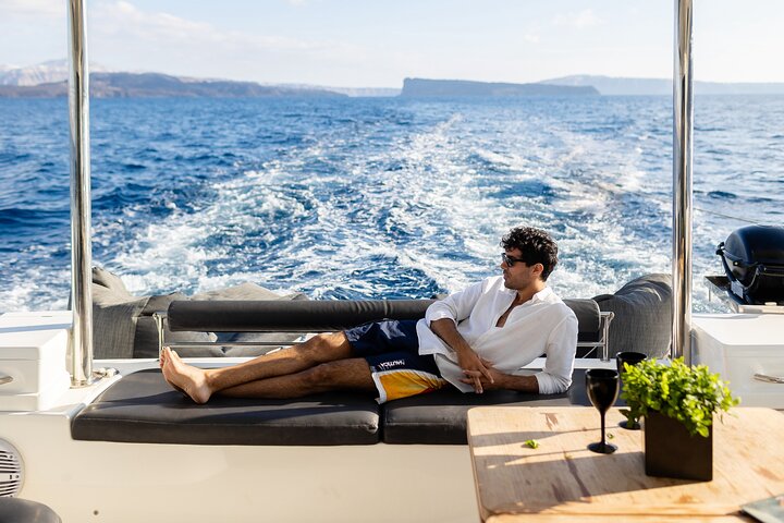 Crociera di lusso in catamarano a Santorini, navigando tra isole vulcaniche e spiagge con cena a bordo, foto 11 | wizardtrip