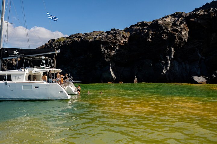 Crociera di lusso in catamarano a Santorini, navigando tra isole vulcaniche e spiagge con cena a bordo, foto 12 | wizardtrip