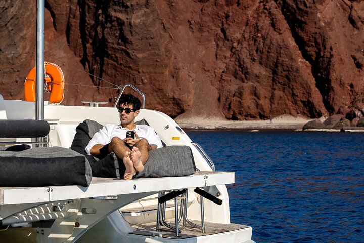 Crociera di lusso in catamarano a Santorini, navigando tra isole vulcaniche e spiagge con cena a bordo, foto 14 | wizardtrip