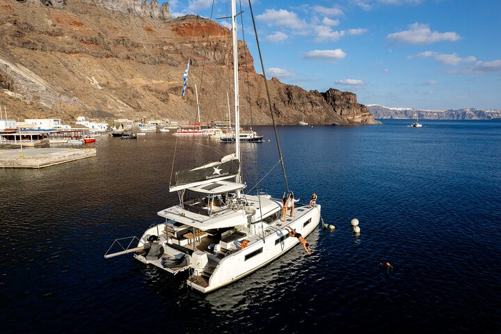 Crociera di lusso in catamarano a Santorini, navigando tra isole vulcaniche e spiagge con cena a bordo, foto 15 | wizardtrip