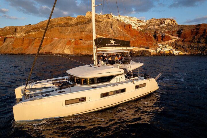 Crociera di lusso in catamarano a Santorini, navigando tra isole vulcaniche e spiagge con cena a bordo, foto 17 | wizardtrip