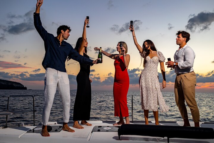 Crociera di lusso in catamarano a Santorini, navigando tra isole vulcaniche e spiagge con cena a bordo, foto 18 | wizardtrip