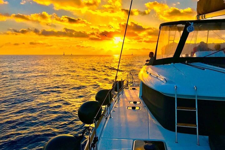 Crociera di lusso in catamarano a Santorini, navigando tra isole vulcaniche e spiagge con cena a bordo, foto 19 | wizardtrip