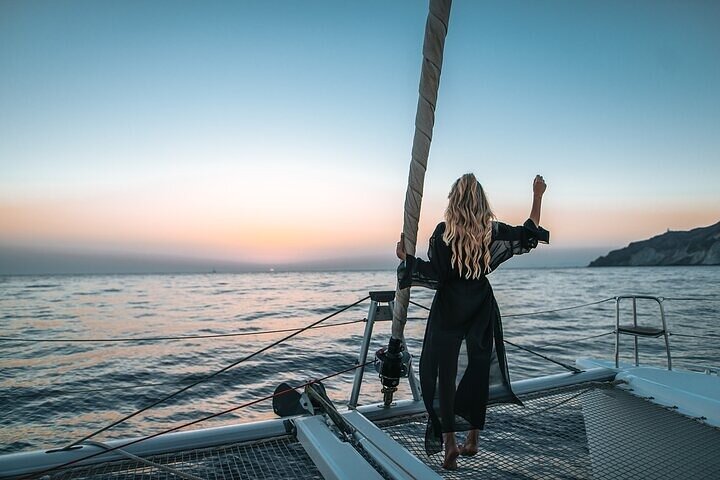 Crociera di lusso in catamarano a Santorini, navigando tra isole vulcaniche e spiagge con cena a bordo, foto 21 | wizardtrip