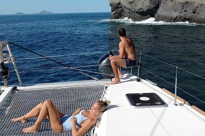 Luksuriøs katamaran-sejltur på Santorini, der udforsker Oia, Red Beach og calderaen med måltider ombord og solnedgang, foto 6 | wizardtrip