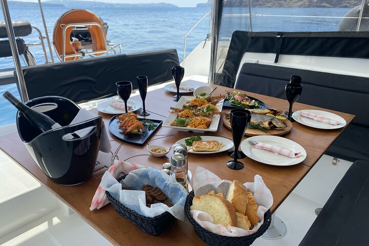 Luksuriøs katamaran-sejltur på Santorini, der udforsker Oia, Red Beach og calderaen med måltider ombord og solnedgang, foto 7 | wizardtrip