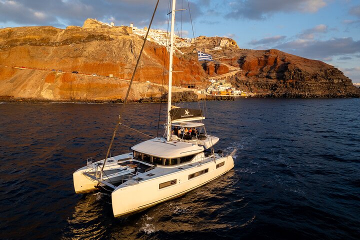 Luksuriøs katamaran-sejltur på Santorini, der udforsker Oia, Red Beach og calderaen med måltider ombord og solnedgang, foto 8 | wizardtrip