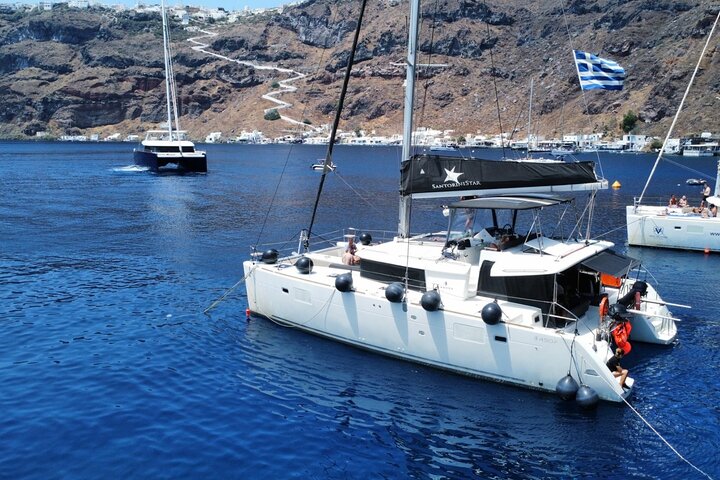 Luksuriøs katamaran-sejltur på Santorini, der udforsker Oia, Red Beach og calderaen med måltider ombord og solnedgang, foto 10 | wizardtrip