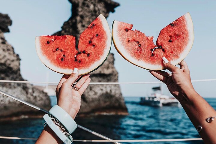 Luksuriøs katamaran-sejltur på Santorini, der udforsker Oia, Red Beach og calderaen med måltider ombord og solnedgang, foto 11 | wizardtrip