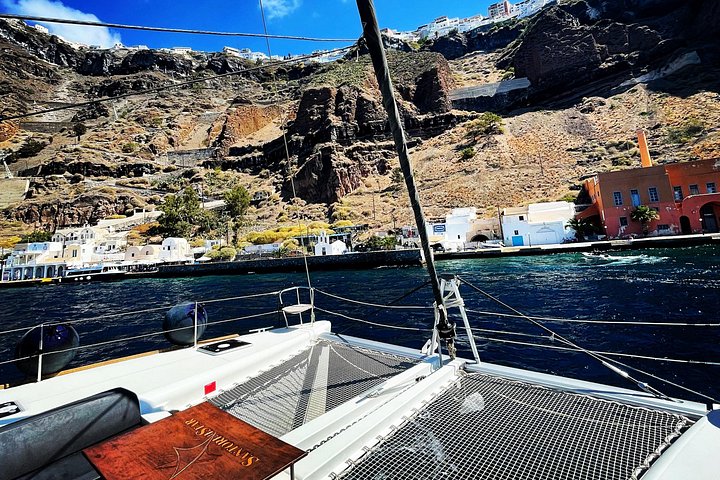 Luksuriøs katamaran-sejltur på Santorini, der udforsker Oia, Red Beach og calderaen med måltider ombord og solnedgang, foto 15 | wizardtrip