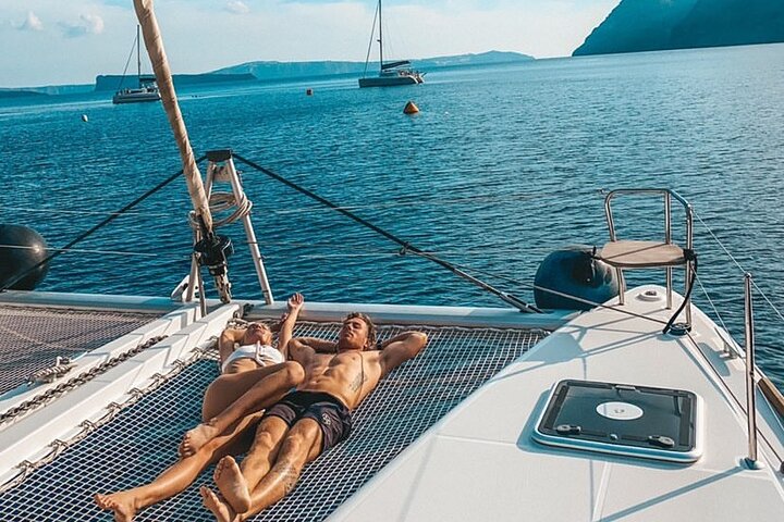 Luksuriøs katamaran-sejltur på Santorini, der udforsker Oia, Red Beach og calderaen med måltider ombord og solnedgang, foto 17 | wizardtrip