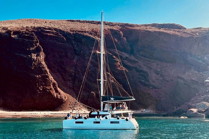 Luksuriøs katamaran-sejltur på Santorini, der udforsker Oia, Red Beach og calderaen med måltider ombord og solnedgang, foto 19 | wizardtrip