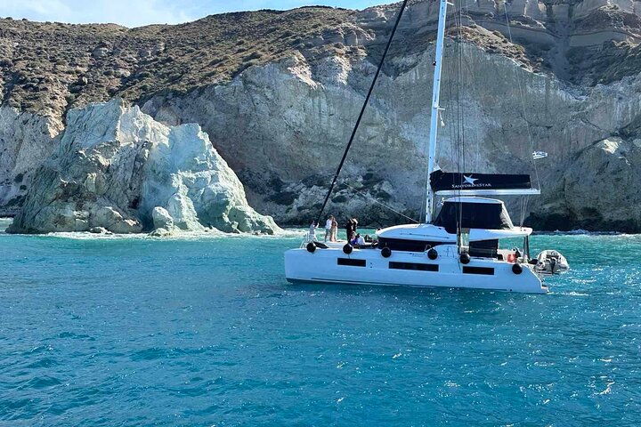 Luksuriøs katamaran-sejltur på Santorini, der udforsker Oia, Red Beach og calderaen med måltider ombord og solnedgang, foto 20 | wizardtrip