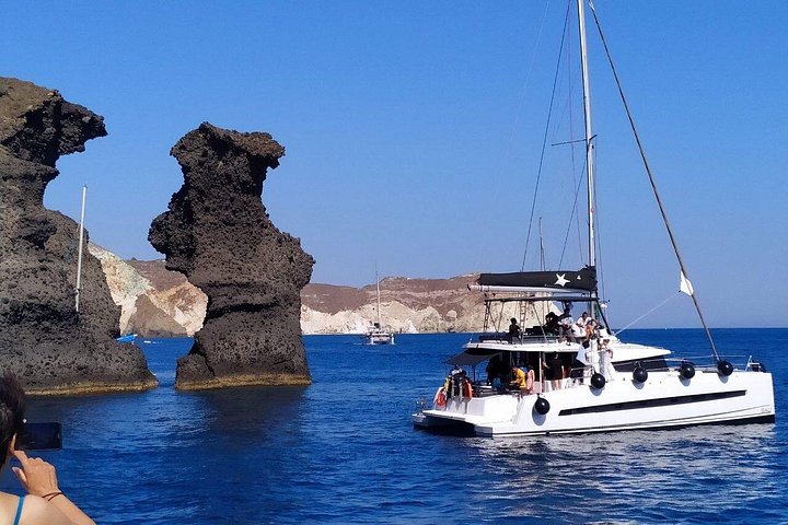 Luksuriøs katamaran-sejltur på Santorini, der udforsker Oia, Red Beach og calderaen med måltider ombord og solnedgang, foto 21 | wizardtrip
