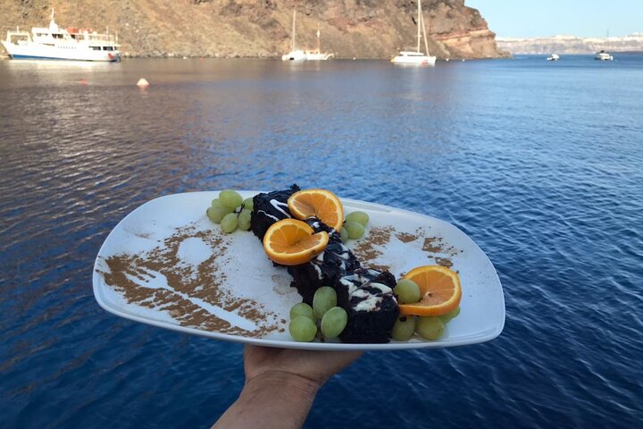 Luksuriøs katamaran-sejltur på Santorini, der udforsker Oia, Red Beach og calderaen med måltider ombord og solnedgang, foto 23 | wizardtrip