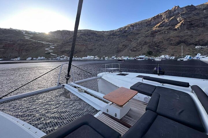 Luksuriøs katamaran-sejltur på Santorini, der udforsker Oia, Red Beach og calderaen med måltider ombord og solnedgang, foto 26 | wizardtrip