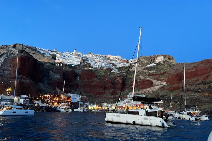 Luksuriøs katamaran-sejltur på Santorini, der udforsker Oia, Red Beach og calderaen med måltider ombord og solnedgang, foto 27 | wizardtrip