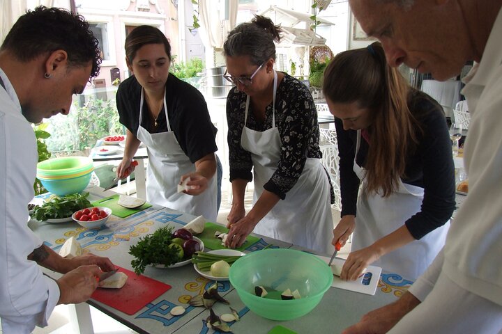 Praktische Siciliaanse kookles met Chef Mimmo in Taormina, met marktbezoeken en dineren aan zee, foto 27 | wizardtrip
