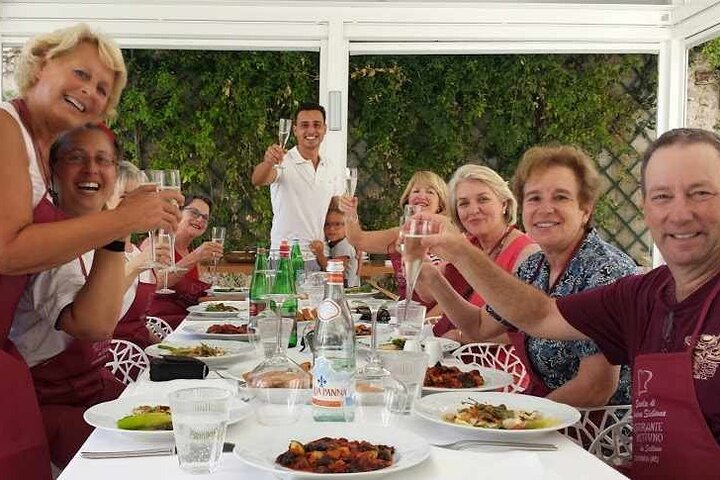 Praktische Siciliaanse kookles met Chef Mimmo in Taormina, met marktbezoeken en dineren aan zee, foto 32 | wizardtrip