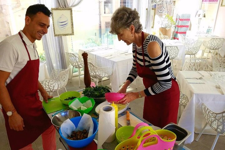 Praktische Siciliaanse kookles met Chef Mimmo in Taormina, met marktbezoeken en dineren aan zee, foto 35 | wizardtrip