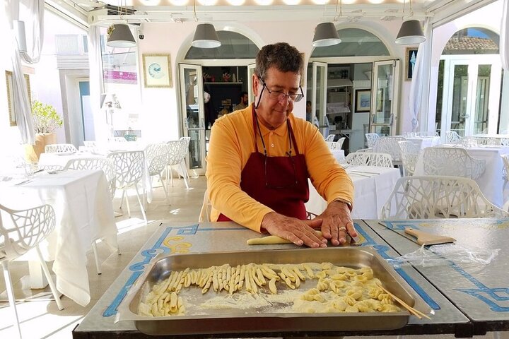 Praktische Siciliaanse kookles met Chef Mimmo in Taormina, met marktbezoeken en dineren aan zee, foto 36 | wizardtrip