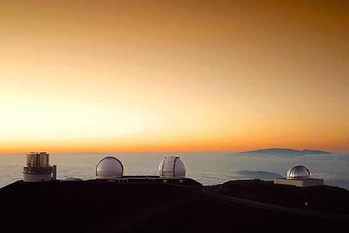 Small group adventure tour to Mauna Kea summit for stargazing and sunset views on the Big Island of Hawaii, photo 11 | wizardtrip