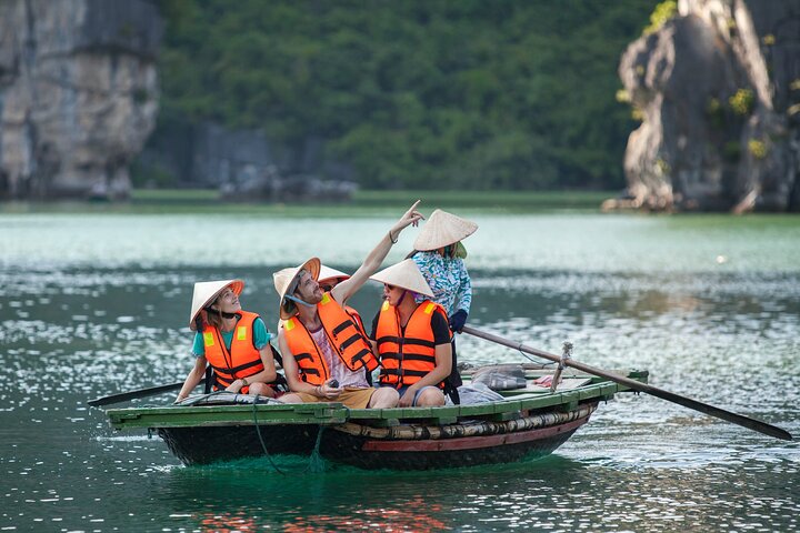 Privat dagstur til Ha Long Bay fra Hanoi, med cruise, grotter og flytende landsbyer, foto 10 | wizardtrip