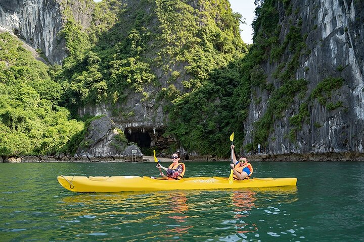 Privat dagstur til Ha Long Bay fra Hanoi, med cruise, grotter og flytende landsbyer, foto 12 | wizardtrip