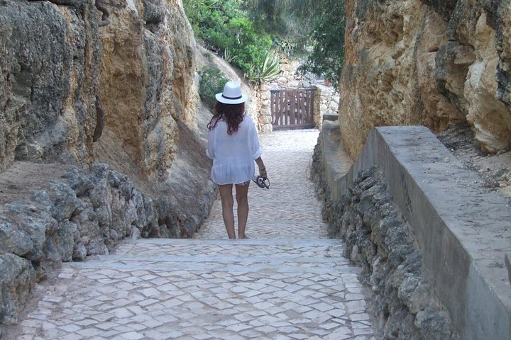 Guided hiking tour along the Algarve coast, exploring cliffs, caves, and beaches near Faro, Portugal, photo 30 | wizardtrip