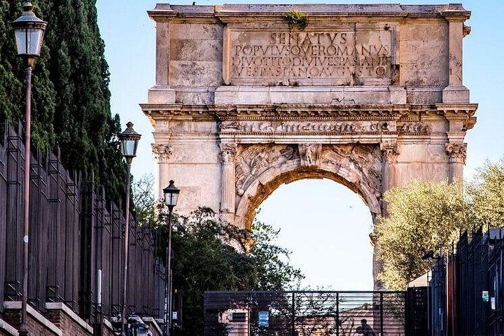 Small group tour of the Colosseum, Roman Forum, and Palatine Hill in Rome, Italy, photo 9 | wizardtrip
