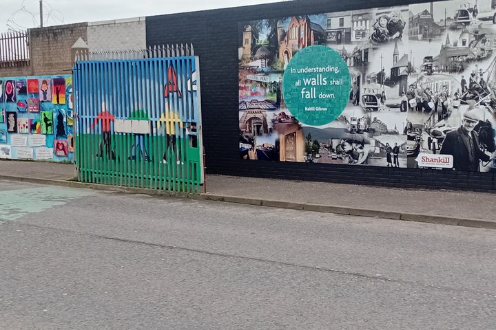 Ontdek de levendige politieke muurschilderingen en historische bezienswaardigheden van Belfast tijdens een privé taxitour met lokale gidsen, foto 14 | wizardtrip