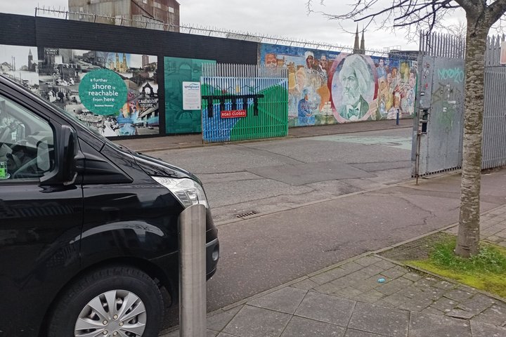 Ontdek de levendige politieke muurschilderingen en historische bezienswaardigheden van Belfast tijdens een privé taxitour met lokale gidsen, foto 17 | wizardtrip