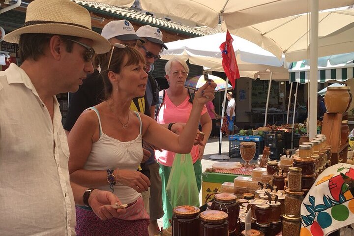Un petit groupe savoure de la nourriture locale et explore des sites historiques dans la vieille ville de Corfou, photo 14 | wizardtrip