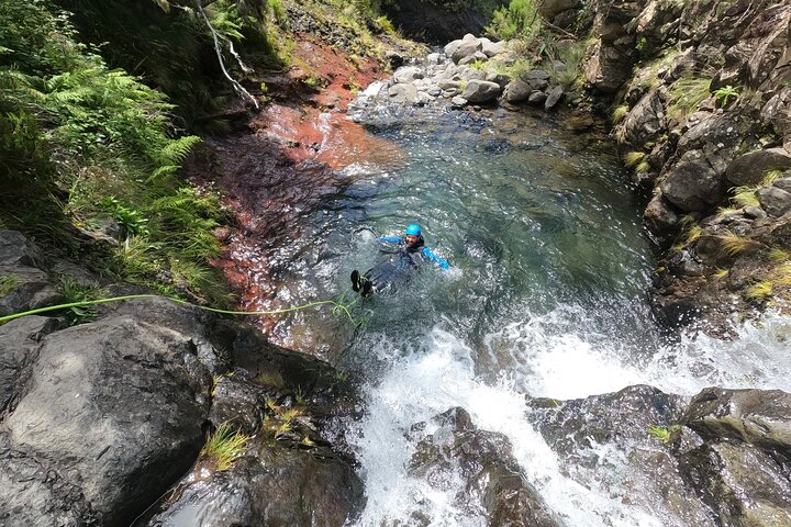 Beginner canyoning adventure in Madeira with rappels, jumps, and slides in a natural park, photo 11 | wizardtrip